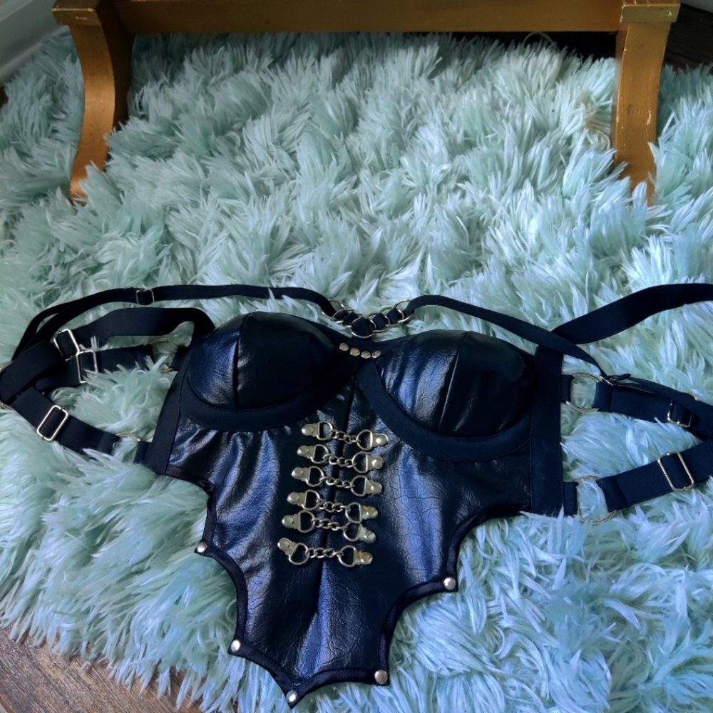 Black Pearl Vampiria Harness top
